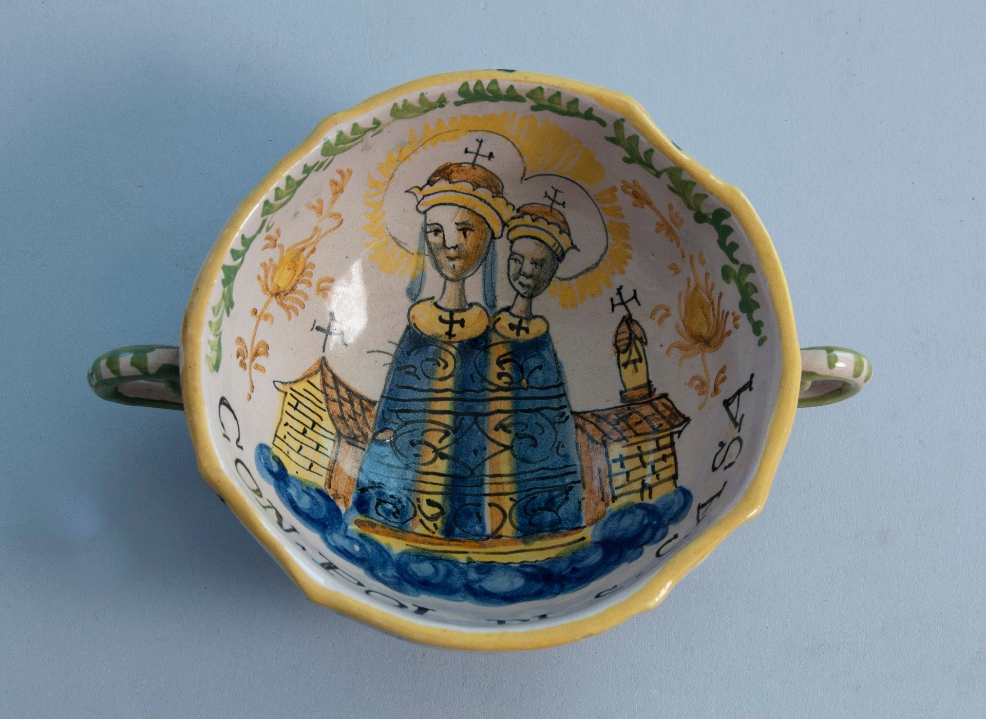 Loreto, XVIIIe siècle, bol avec Vierge de Lorette en faïence polychrome